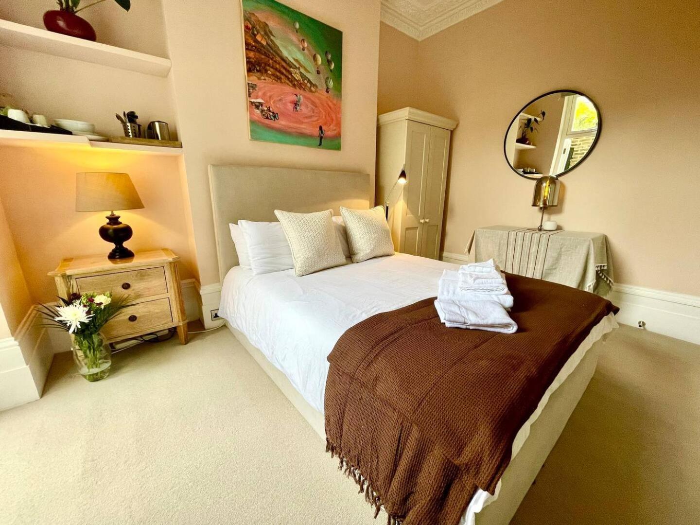 Luxury King-Bed Ensuite With Quiet Private Patio London Exterior photo