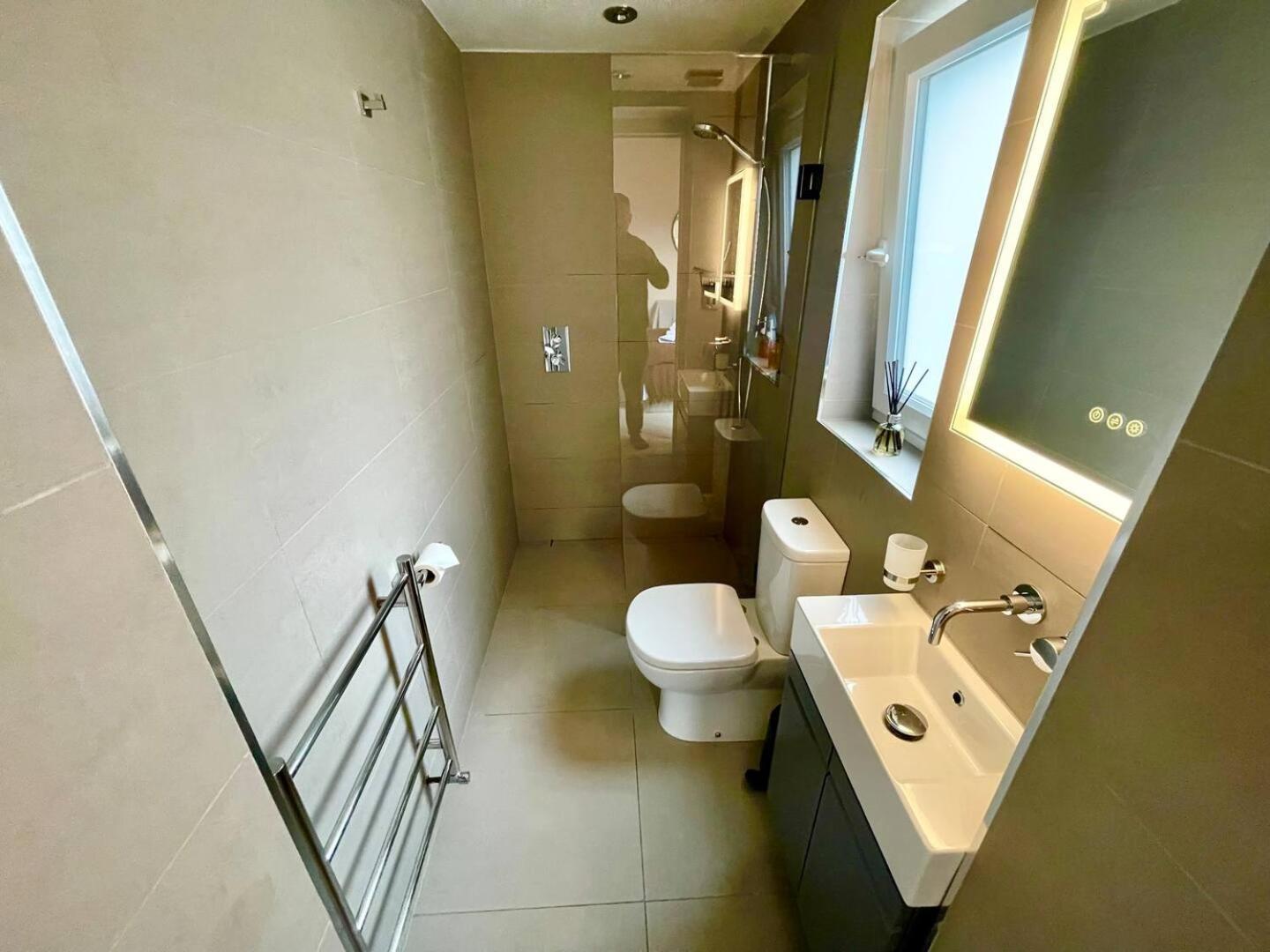 Luxury King-Bed Ensuite With Quiet Private Patio London Exterior photo